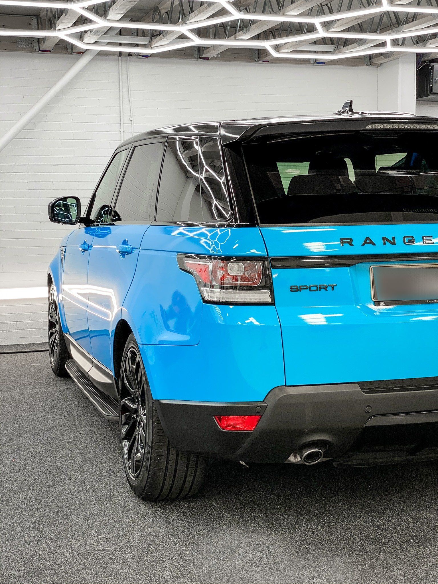 Оклейка виниловой пленкой Range Rover с проемами