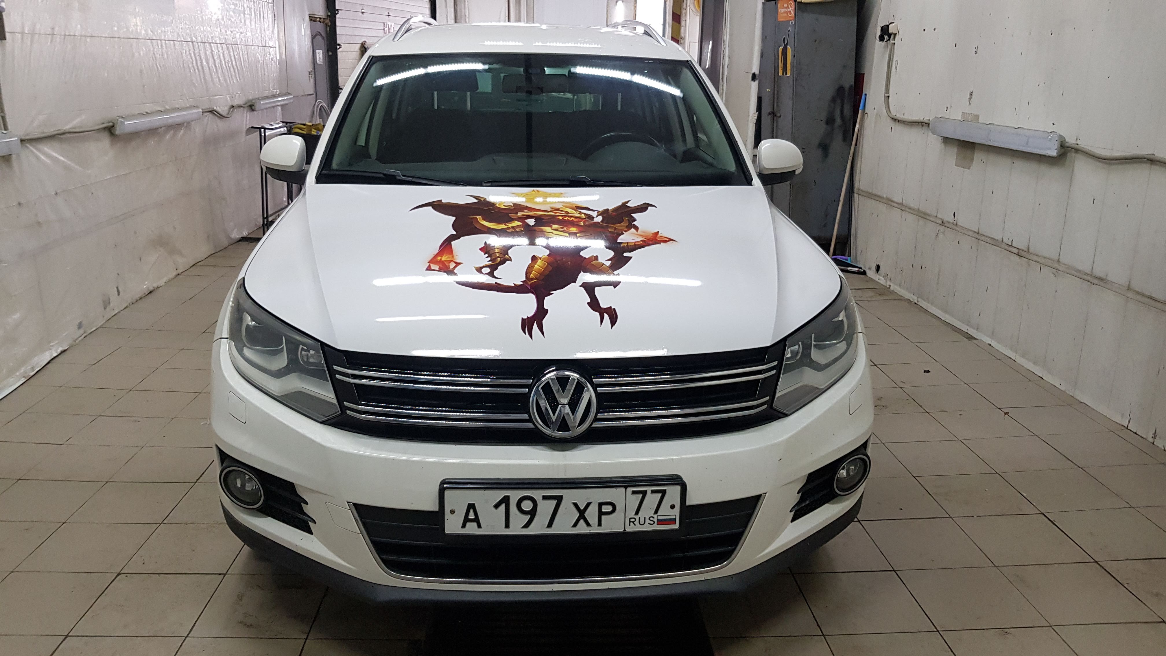 Оклейка капота винилографией Volkswagen Tiguan