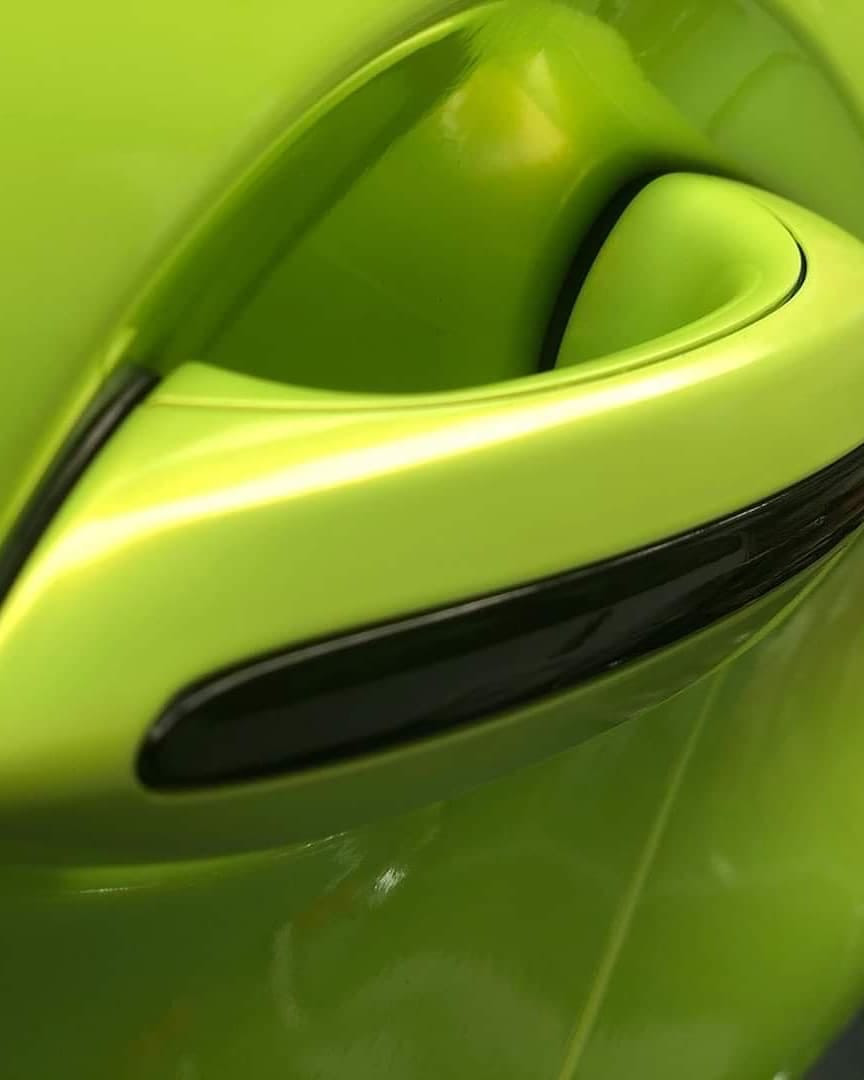 Оклейка пленкой BMW цвет candy metallic RB07 Acid lime