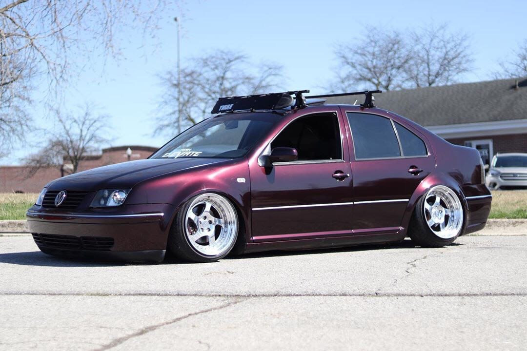 Оклейка пленкой Volkswagen цвет gloss aluminum GAL27 Mahogany red 2