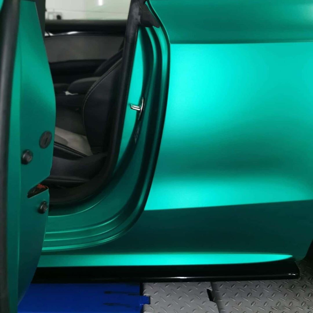Оклейка пленкой Audi цвет matte chrome VCH305 Emerald green