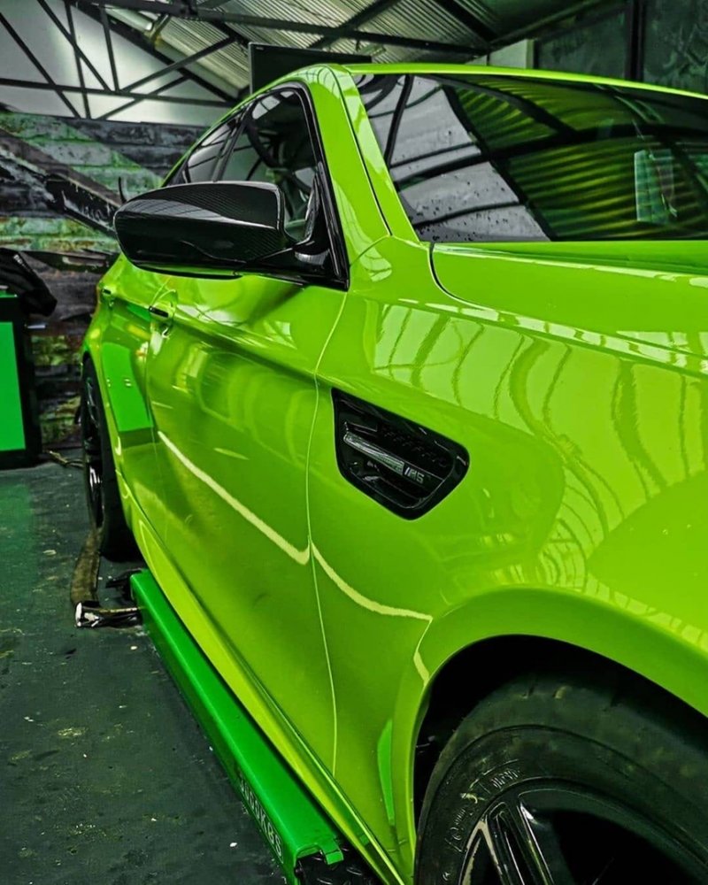 Оклейка пленкой BMW цвет candy metallic RB07 Acid lime