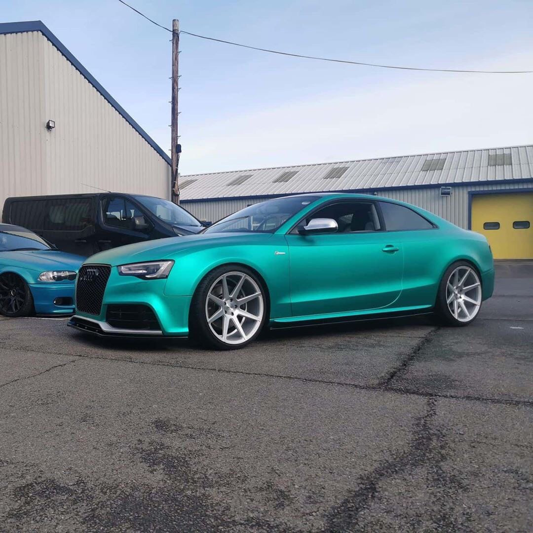Оклейка пленкой Audi цвет matte chrome VCH305 Emerald green