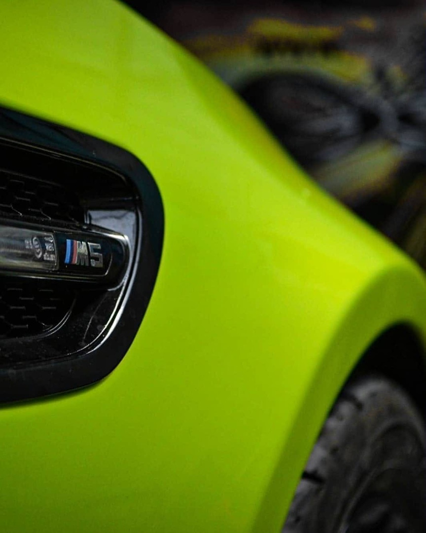 Оклейка пленкой BMW цвет candy metallic RB07 Acid lime