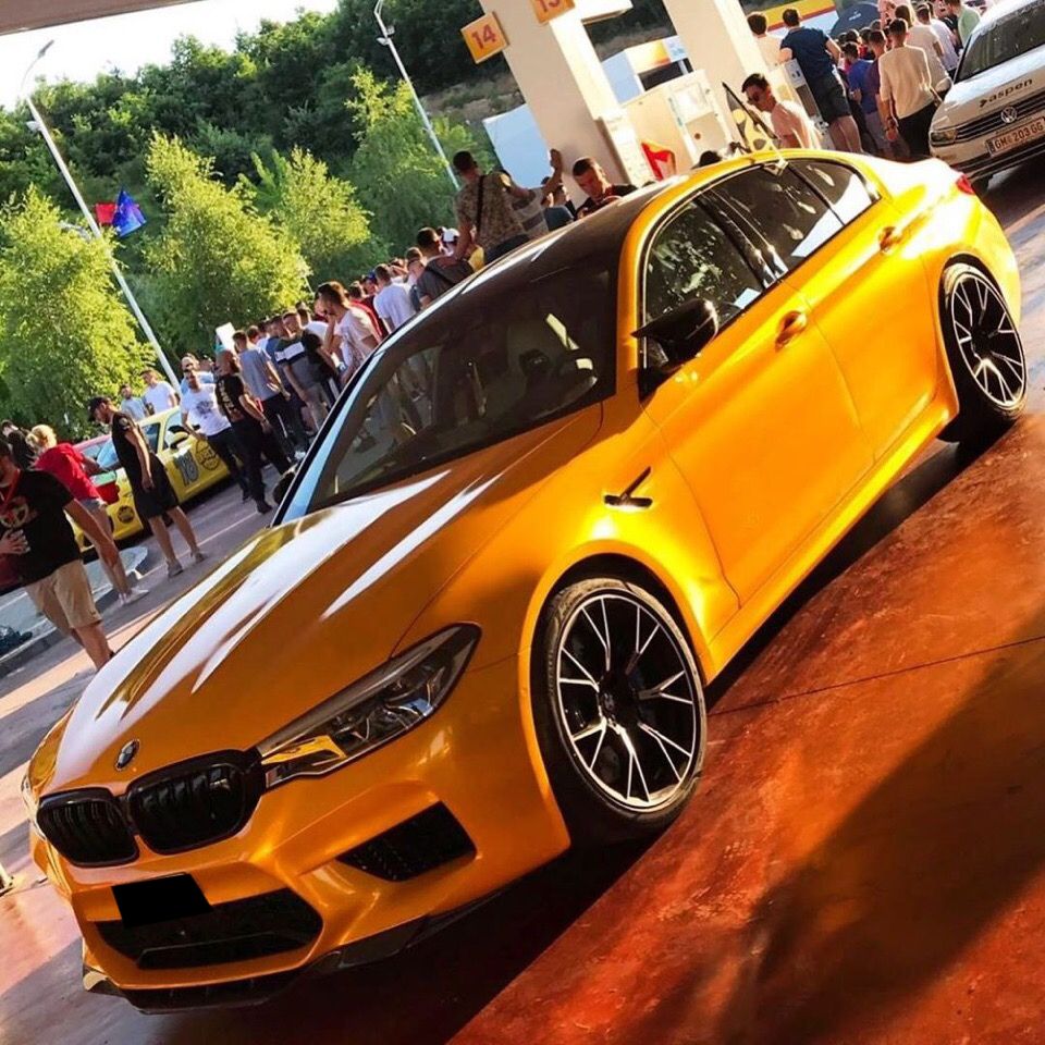 Оклейка пленкой BMW цвет candy metallic RB25 Yellow Gold