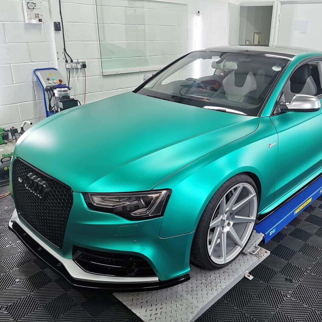 Оклейка пленкой Audi цвет matte chrome VCH305 Emerald green